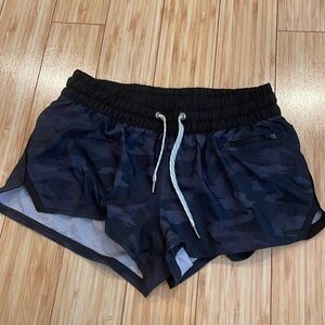 VUORI Black/gray camo shorts size xs